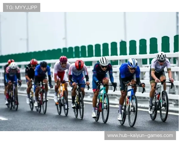 公路自行车赛群雄角逐，领骑组发生戏剧性翻车